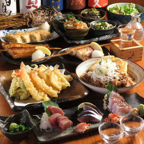 刺身や天ぷら、焼き魚などを卓上に並べたコース料理の掲載イメージ
