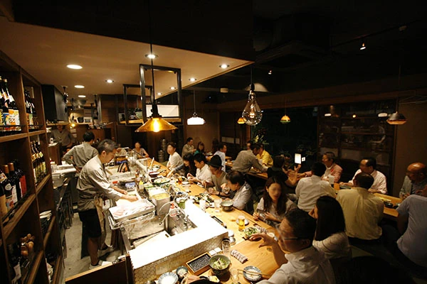 料理人とお客様で賑わう、キンボシのカウンター席