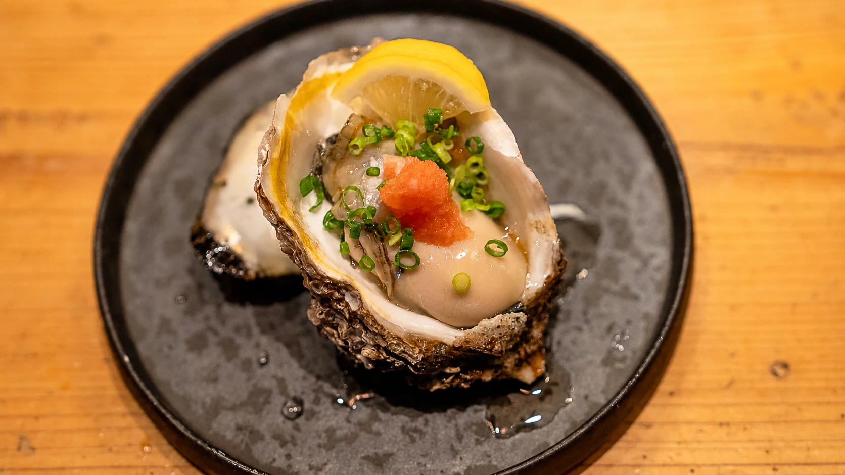 薬味とレモンを添えた、キンボシの牡蠣の一例